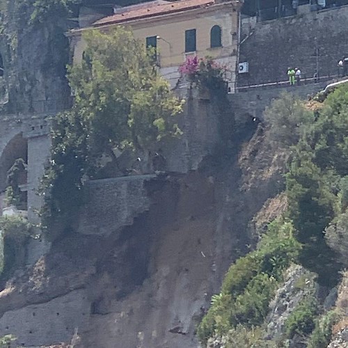 Amalfi, muri di contenimento franano a mare: nessuna persona coinvolta /FOTO