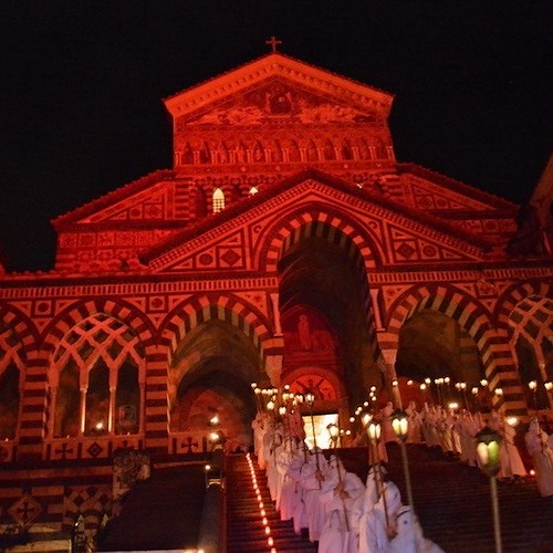 Amalfi, nel Venerdì Santo la suggestiva processione notturna del Cristo Morto [FOTO]