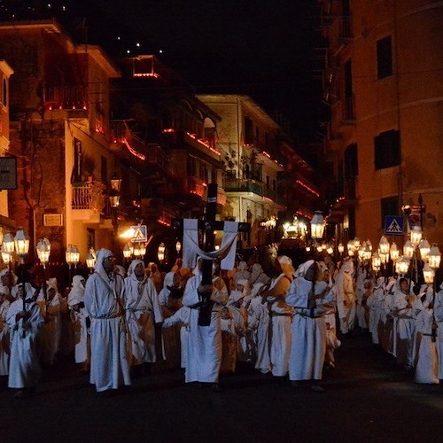 Amalfi, nel Venerdì Santo la suggestiva processione notturna del Cristo Morto [FOTO]