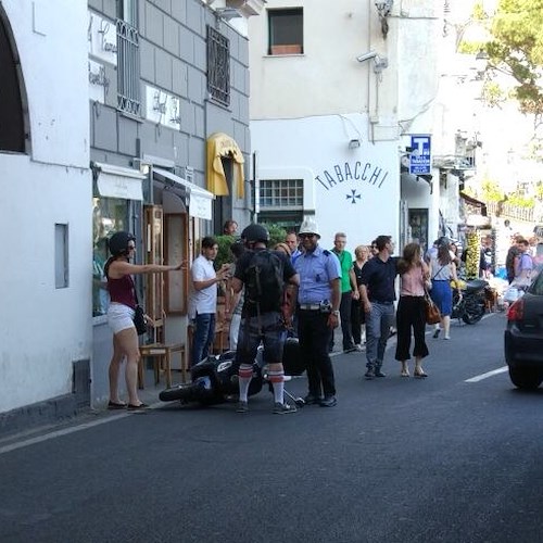Amalfi, noleggiano scooter ma non lo sanno guidare: coppia di turisti finisce sull'asfalto [FOTO]