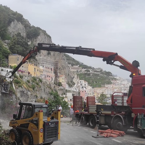 Amalfi, operai al lavoro dopo crollo muretto. Strada potrebbe riaprire già stasera [FOTO-VIDEO]