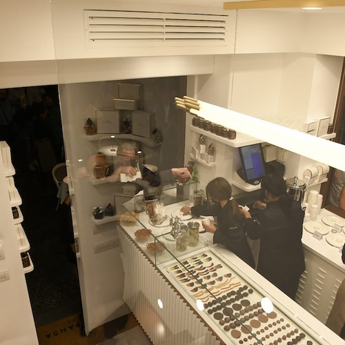 Amalfi, Pansa apre una boutique del cioccolato e del gelato con vista Duomo [FOTO]