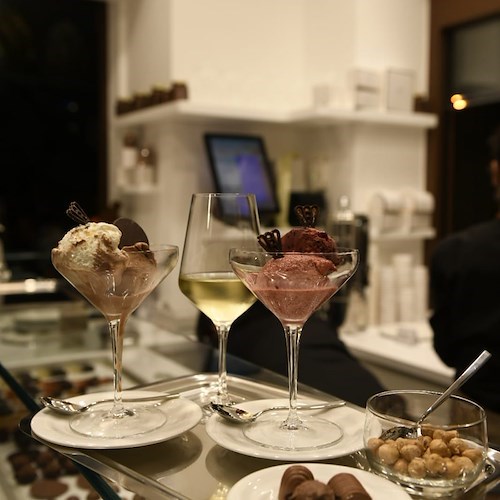 Amalfi, Pansa apre una boutique del cioccolato e del gelato con vista Duomo [FOTO]