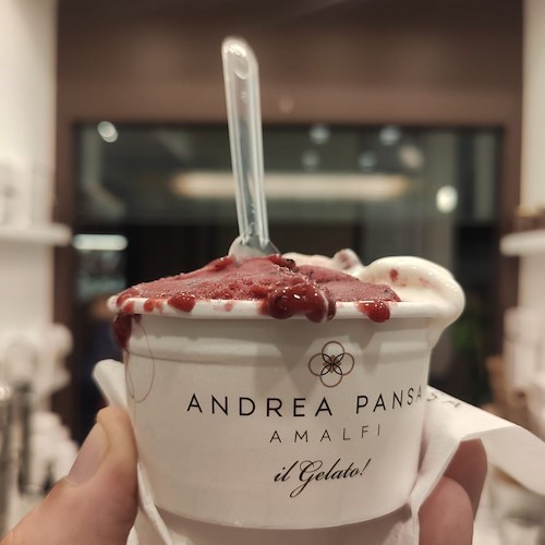 Amalfi, Pansa apre una boutique del cioccolato e del gelato con vista Duomo [FOTO]