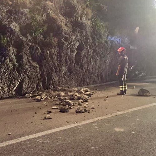 Amalfi, pietre sulla strada nella notte. Nuovo distacco da costone del Luna Rossa [FOTO]