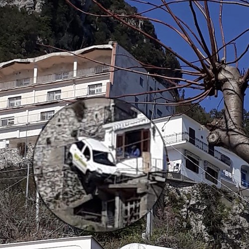 Amalfi: postino sbaglia strada, l'auto finisce tra le scale [FOTO]