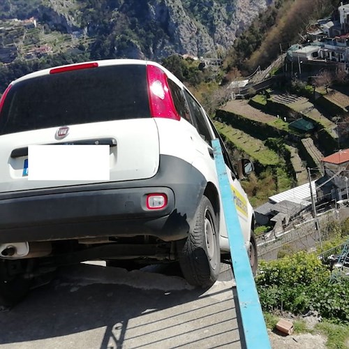 Amalfi: postino sbaglia strada, l'auto finisce tra le scale [FOTO]