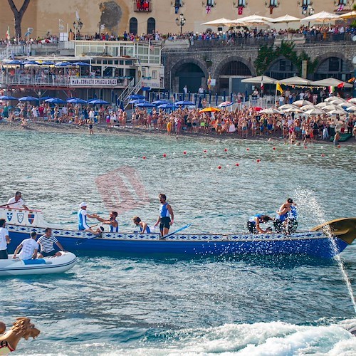 Amalfi, presidente della Provincia Strianese guarda Regata dal mare: «Un’emozione fortissima!»