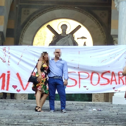 Amalfi, proposta di matrimonio con striscione davanti al Duomo: arrivano i Vigili [FOTO]