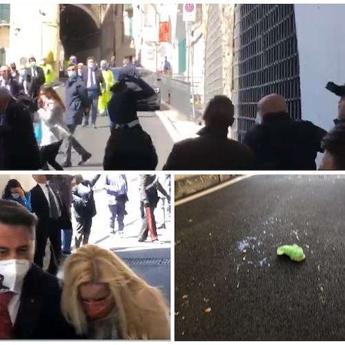 Amalfi, protesta dei lavoratori contro il Governo. Lancio di uova all'indirizzo del Sottosegretario [VIDEO]