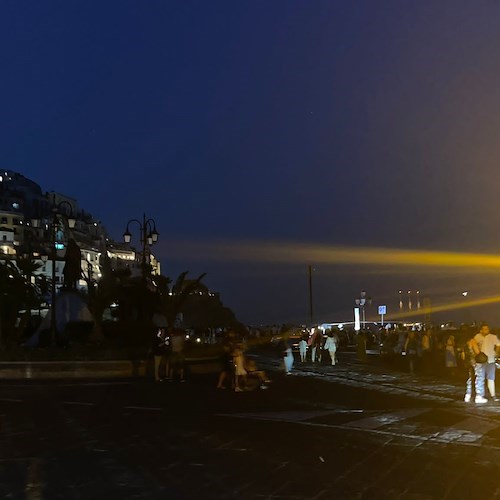 Amalfi. Ragazza investita in piazza Flavio Gioia durante il blackout