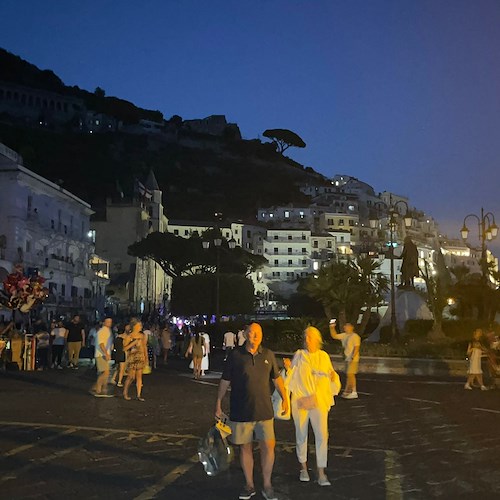 Amalfi. Ragazza investita in piazza Flavio Gioia durante il blackout
