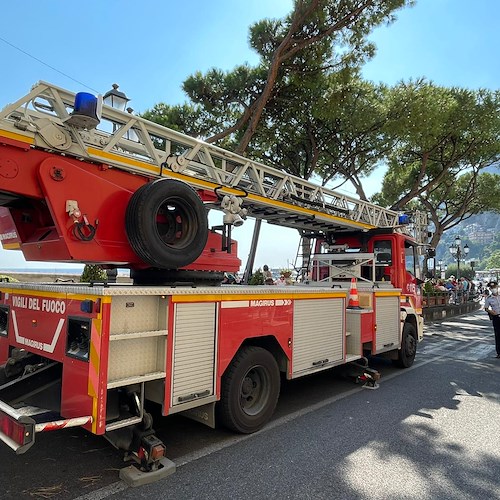 Amalfi: reciso ramo in bilico, viabilità ripristinata [FOTO]