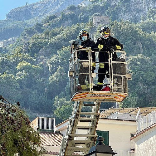 Amalfi: reciso ramo in bilico, viabilità ripristinata [FOTO]