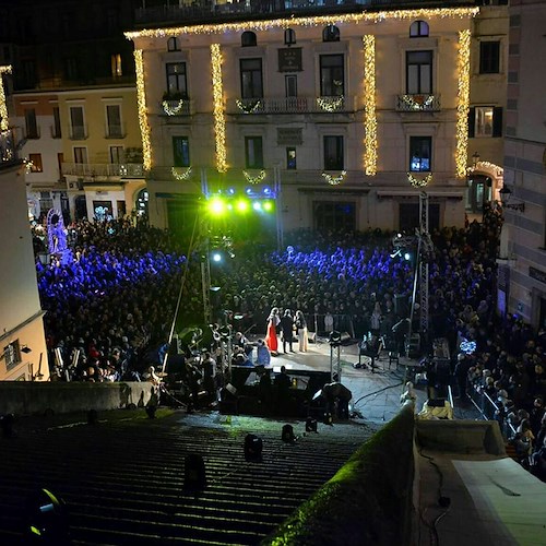 Amalfi regina del Capodanno in Costiera, Arisa incanta la piazza gremita [FOTO-VIDEO]