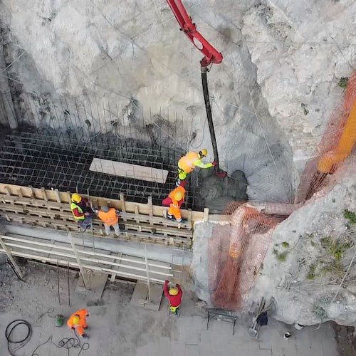 Amalfi, ricostruzione strada: al via seconda gettata di calcestruzzo, muraglia al 50% [FOTO]