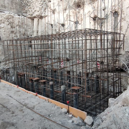 Amalfi, ricostruzione strada: conclusa posa pali di fondazione [FOTO]