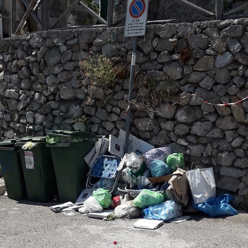 Amalfi, rifiuti accatastati in bella mostra a Pogerola /FOTO