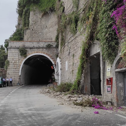 Amalfi, ripristinata viabilità su Statale 163 dopo crollo muretto