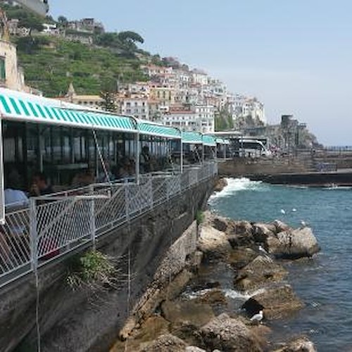 Amalfi, ristorante La Marinella cerca cuochi e camerieri