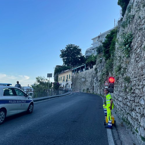 Amalfi, rocciatori in azione dopo la frana: si circola a senso unico alternato / FOTO 