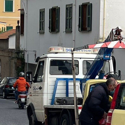 Amalfi: scrive al fratello di voler farla finita, poi si schianta con l'auto. È salva