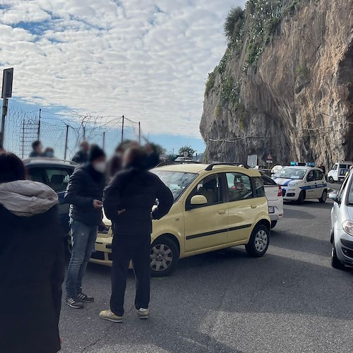 Amalfi: scrive al fratello di voler farla finita, poi si schianta con l'auto. È salva