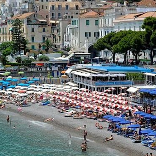 Amalfi, sequestrati quattro stabilimenti balneari in piena estate. Sette giorni per rimuoverli