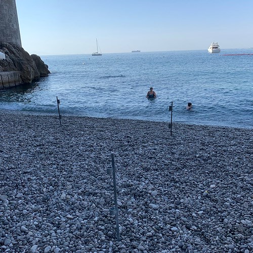 Amalfi, sequestrati sostegni per ombrelloni sulla Spiaggia Grande [FOTO]