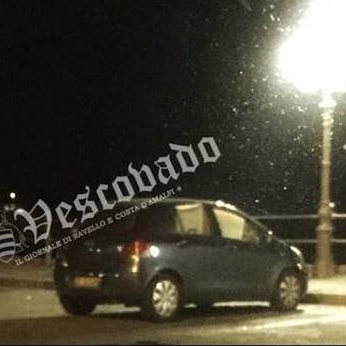 Amalfi, sesso in auto nel parcheggio di piazza Flavio Gioia /FOTO