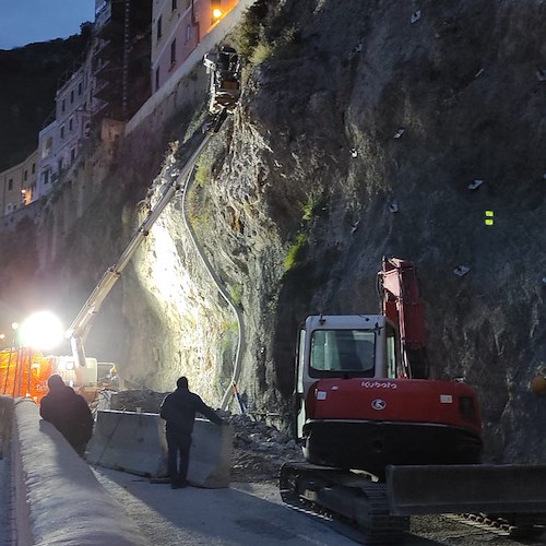Amalfi, si lavora anche di notte per riaprire strada entro il 25 aprile [FOTO]