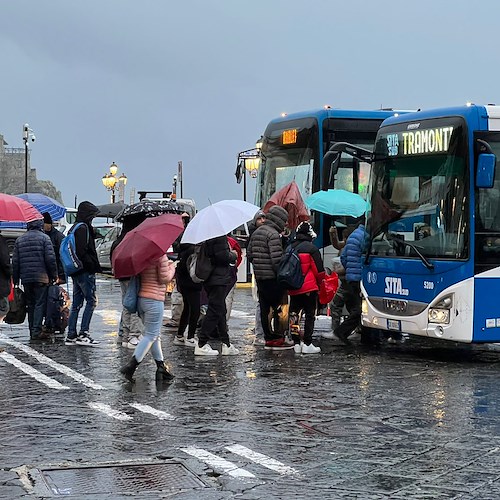 Amalfi, soppressi stalli bus in piazza Flavio Gioia: la situazione di questa mattina<br />&copy; Massimiliano D'Uva