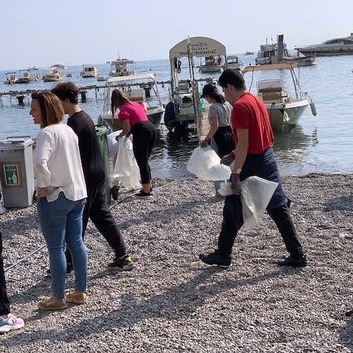 Amalfi. Spiagge e Fondali Puliti, studenti del "Marini Gioia" adottano la piccola baia