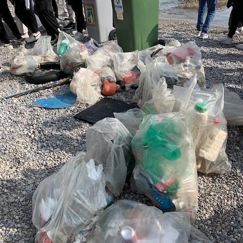 Amalfi. Spiagge e Fondali Puliti, studenti del "Marini Gioia" adottano la piccola baia