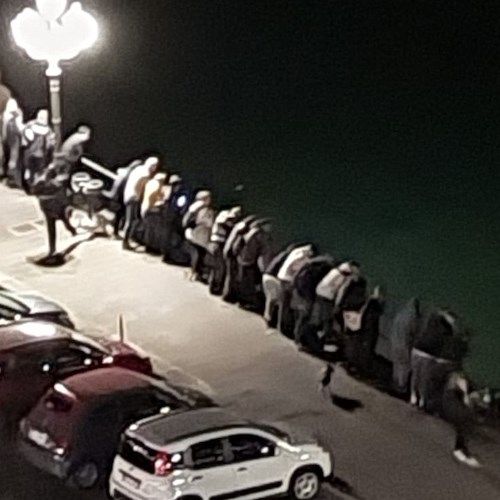 Amalfi, turista cade sugli scogli mentre si scatta un selfie 