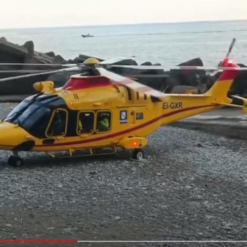 Amalfi, uomo accusa improvviso malore mentre è al lavoro. Necessario l'elicottero per il trasporto in ospedale /foto /video