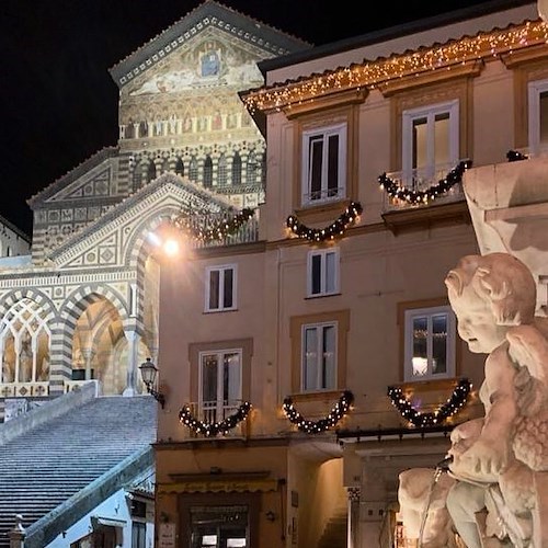 Amalfi, uomo ubriaco sorpreso ad urinare sulle scale del Duomo. Sanzionato dai Carabinieri
