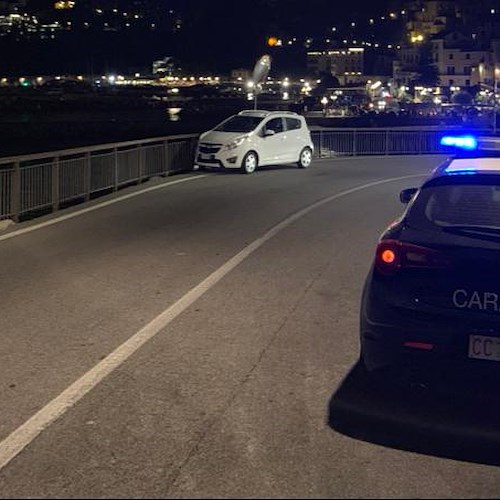 Amalfi, uomo ubriaco sorpreso ad urinare sulle scale del Duomo. Sanzionato dai Carabinieri