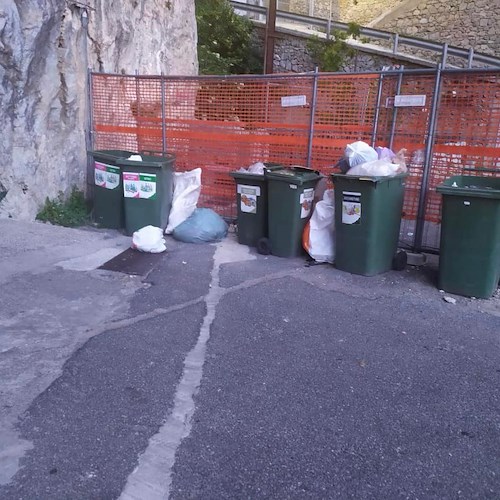 «Amalfi va alla deriva!», minoranza denuncia gestione inadeguata di rifiuti e decoro urbano
