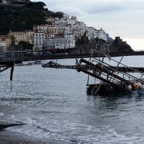 Amalfi, via i vecchi pontili dal porto: saranno sostituiti da moduli galleggianti