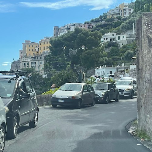 Anche stasera traffico in tilt sulla Statale Amalfitana: la misura è colma