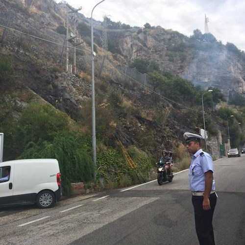 Ancora incendi in Costiera: fiamme a Conca dei Marini, paura per stazione servizio /FOTO