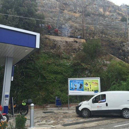 Ancora incendi in Costiera: fiamme a Conca dei Marini, paura per stazione servizio /FOTO