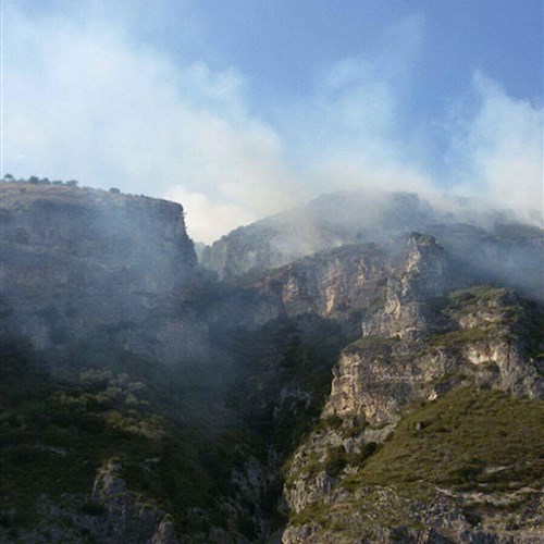 Ancora un incendio in Costiera: focolai tra Positano e Nerano /FOTO