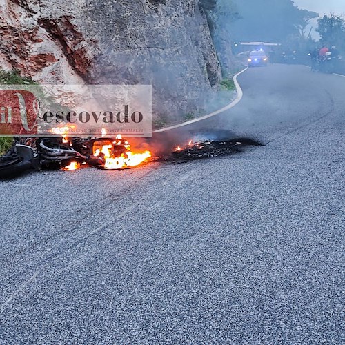 Ancora un incidente a Maiori, moto in fiamme dopo una caduta /foto