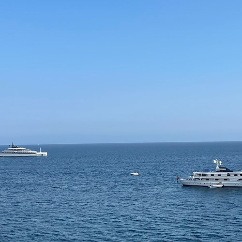Ancora yacht in Costiera Amalfitana: al largo di Amalfi ecco "Emerald Azzurra" e "Cleopatra" / FOTO 