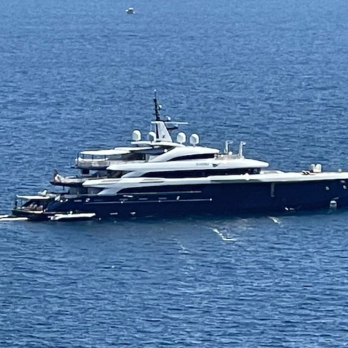 Ancora yacht in Costiera Amalfitana: al largo di Castiglione ecco la nave “Zazou”