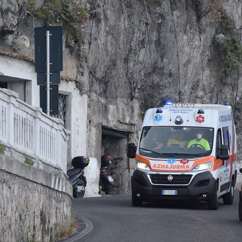Anziana accusa malore a Maiori, ambulanza con medico a bordo arriva oltre un'ora dopo