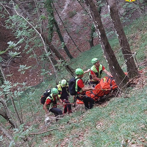 Apprensione su Monte Polveracchio, uomo di Eboli cade rovinosamente mentre cerca funghi. Interviene Soccorso Alpino 