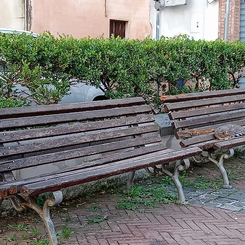 Arredo urbano e pavimentazione usurati in Piazza Gerardo Punzi, Comitato Civico Dragonea: «I 6mila euro di lavori a cosa sono serviti?»